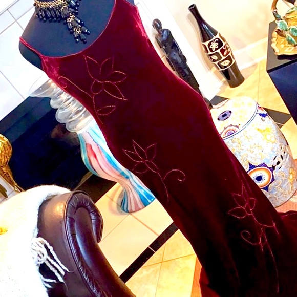 Modern manners in a beautiful long burgundy dress! - Picture 2 of 8